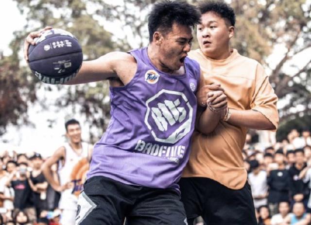 头盔哥郝天佶,他是一名1v1好手,但3v3和5v5则饱受诟病 但实际上,1v1并