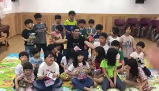 坎特现身韩国孤儿院，与孩子们一同玩耍