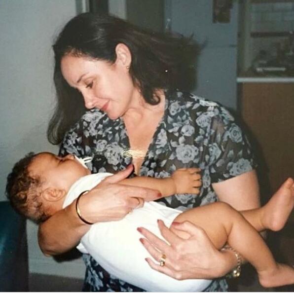 本-西蒙斯晒自己童年时期在母亲怀抱里的照片