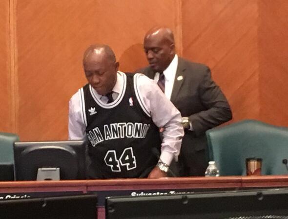 休斯顿市长履约穿上马刺球衣现身市政厅