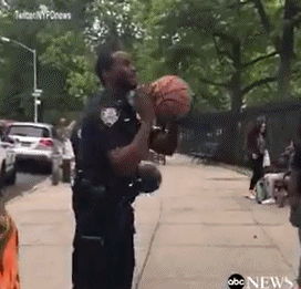 百步穿杨！纽约警察在街头球场命中超远投篮