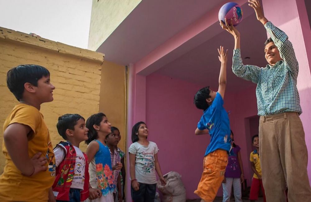 印度8岁小巨人身高近2米 手持球同龄人跳起够不着