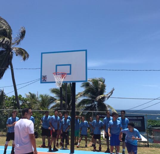 碧海蓝天！巴里亚晒波多黎各篮球场的照片