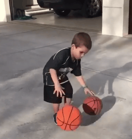 篮球有前途？橄榄球明星训练自己儿子运球