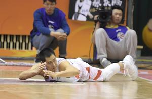 山东男篮：宜将胜勇追穷寇，张庆鹏伤情令人忧