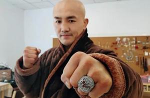 武僧一龙秀武林风冠军戒指叫板徐晓冬，网友：龙哥真霸气