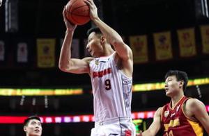 CBA排名：广东强势保第1，新疆惨败跌出前5，八一爆冷喜迎第9胜！