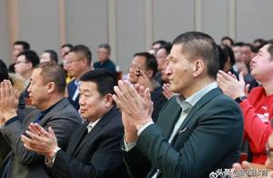 巴特尔现身新疆，精神矍铄，18岁儿子美国生活，身高2米爱篮球