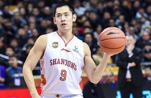 不容易！38岁老将张庆鹏为球队拼了，山东男篮主帅透露最新伤情