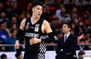广东三号位太疯狂，周鹏都得替补，针对辽篮孱弱锋线太明显