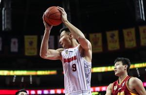 全场包夹也无用！阿联轰22+10送钉板血帽 超巴特尔加冕CBA篮板王