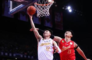 深圳对阵八一 顾全面对许钟豪飞身上篮