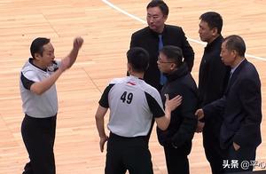 李春江、郭士强们冲着裁判喋喋不休，但是NBA的教练从来不敢