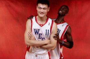 除姚明之外，中国男篮还有一名球员也曾让科比等梦之队的球员打赌