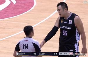 韩德君倒地拼抢一度受伤，以1敌4被犯规遭无视，伸手臂找裁判验伤