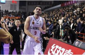 19岁加入CBA联赛，妻子是中国游泳队冠军，他是球队重要成员