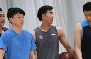 前福建男篮老将周启新现身安徽文一训练馆
