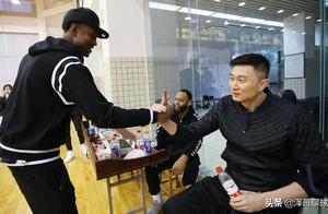 杜锋曝换外援原因，他将面临如何调配强大外援的问题