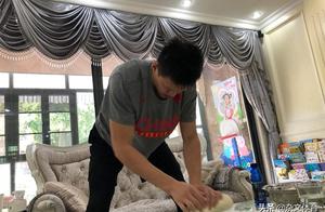 女儿重病却坚持为国效力！30岁场均16.2分，与阿联关系牢固