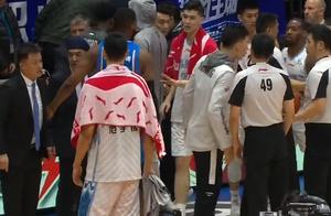 CBA现争议1幕，亚当斯做法引起不满，四川队主帅喊话：主场见