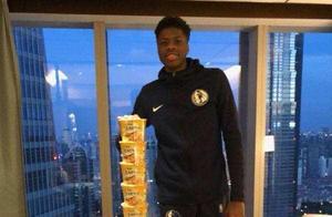 NBA球员食量有多大？奥尼尔一口气36根热狗，马布里挑战北京烤鸭