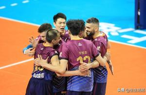 五连冠！上海男排三场打懵北京队，主场捧起第15个联赛冠军