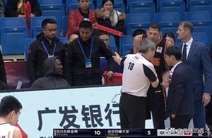 CBA再次上演神奇1幕，18号裁判将1位球迷罚出场外，球员不干了