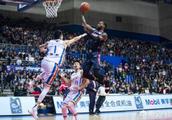 广东男篮憾负上海，易建联高效却成空砍无奈苦笑，有人说他们输给了裁判，你怎么看？