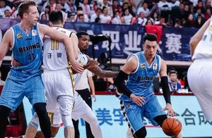 翟晓川关键时刻神仙球+篮板 26分也难阻球队输球