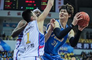 2.13米高塔进步神速，仿姚明背后运球+暴扣，手法多有望成为一哥
