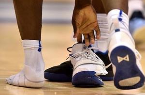 NBA穿坏球鞋的瞬间：马努鞋裂开一大口，詹皇球鞋留下“刹车痕”
