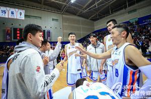 凉白开CBA超沸点播报：雷多三分绝杀助球队赢北京德比