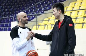 老朋友阿巴斯赛前和中国男篮叙旧十分融洽，比赛中却毫不手软！