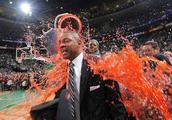 NBA中庆祝一个人的成就往其头上浇水是什么传统？