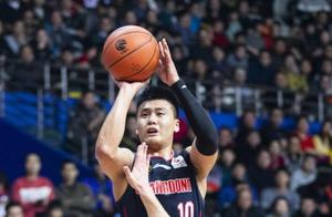 广东104-110输给上海，6犯离场的赵睿在替补席的这一举动太不应该