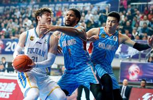 王哲林37+19火爆冲MVP，大秀风骚背传，CBA汤神8记三分太疯狂