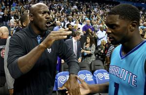 NBA球员与老板之间的关系：姚明不给老板面子，汤神受老板跪拜
