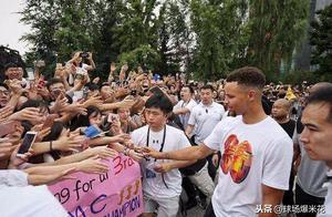 哪个球星中国行人气最高？詹皇库里粉丝无数，但都比不上他！