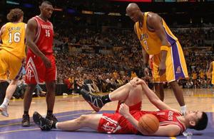 谁说受伤就要安逸养伤？在NBA站不起来也要投篮，打封闭也要战斗