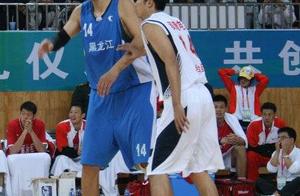 男篮国手孙明明一家现况：他曾获CBA总冠军，妻子身材高挑！
