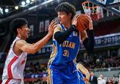 王哲林本赛季在CBA打得顺风顺水，他能在NBA适应高强度对抗吗？
