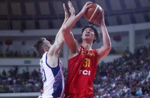得分篮板皆CBA本土第一！王哲林进步明显 不去NBA对他反是好事？