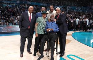 NBA水真深，老詹是标杆，强如字母哥也只是鲤鱼跳龙门的雏