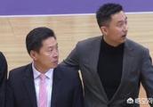 全明星颁奖礼，李春江、杜锋示意姚明C位合影，姚明婉拒靠边站，急坏两人，你怎么看？