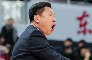 太过分！CBA名帅爆粗口辱骂对方球员，却被录了下来，太难听了！