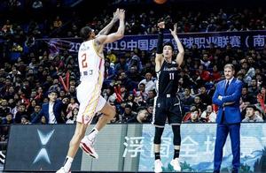 2投手失准1缺点让其难获信任，共17分钟仅3分，在辽篮还是他靠谱