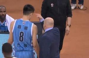 被教练指着骂！北京国手低迷遭批，马布里传人或远离国家队