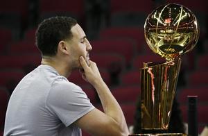 8图看NBA球员多爱冠军奖杯！老詹老泪纵横，科比5座奖杯爱不释手