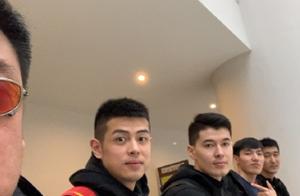 李克戴酷炫墨镜与男篮众将合影：回国咯