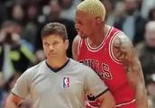 如果有NBA球员现场殴打裁判，会有什么后果？